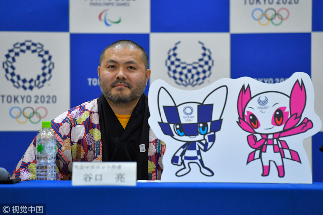 Le créateur des mascottes gagnantes Ryo Taniguchi participe à une conférence de presse à l'école Hoyonomori Gakuen de Tokyo le 28 février 2018, après que les organisateurs des Jeux de Tokyo aient dévoilé les mascottes pour les Jeux Olympiques et Paralympiques de 2020. （Photo:VCG）