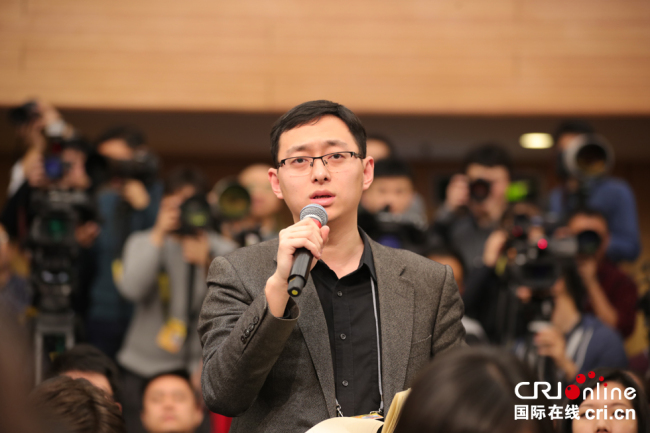 Un journaliste de RCI pose la question à l'occasion de la conférence de presse donnée par le ministre chinois des Affaires étrangères