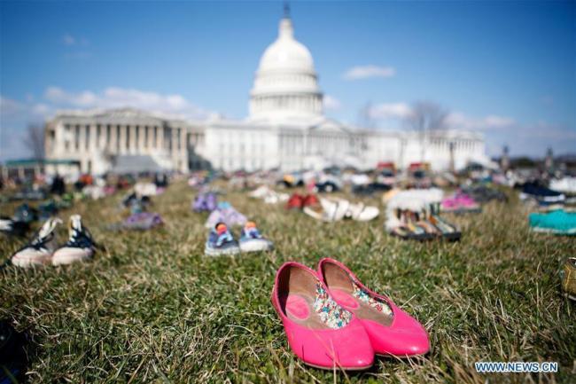 Manifestation contre les fusillades dans les écoles : 7.000 paires de chaussures devant le Congrès américain