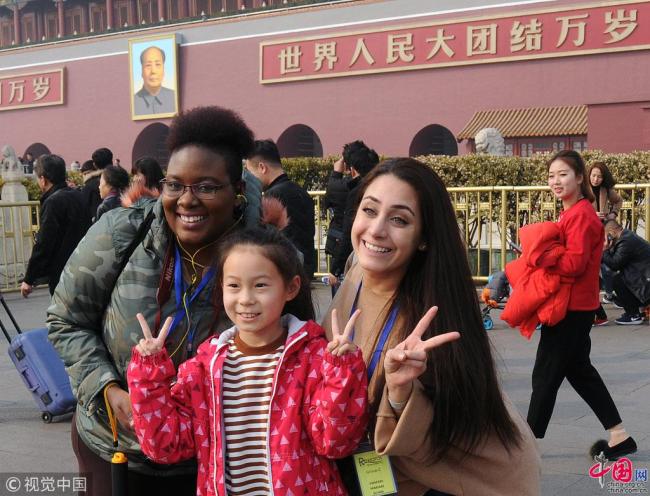Le 12 mars, les températures de Beijing ont atteint 15°C, soit la température la plus élevée depuis le début de l’année. Beaucoup de touristes se sont rendus sur la place Tian’anmen pour profiter de la météo agréable de la capitale chinoise.
