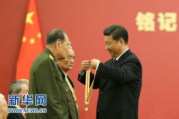 (Le 2 septembre 2015, Xi Jinping a remis à une trentaine d’insignes commémoratifs de la Victoire de la Guerre de Résistance du peuple chinois contre les envahisseurs japonais.)