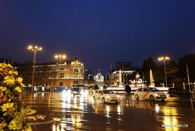 La photo prise le 10 avril 2018 montre la vue nocturne après la pluie de la place Cibeles à Madrid en Espagne. (Xinhua/Guo Qiuda)