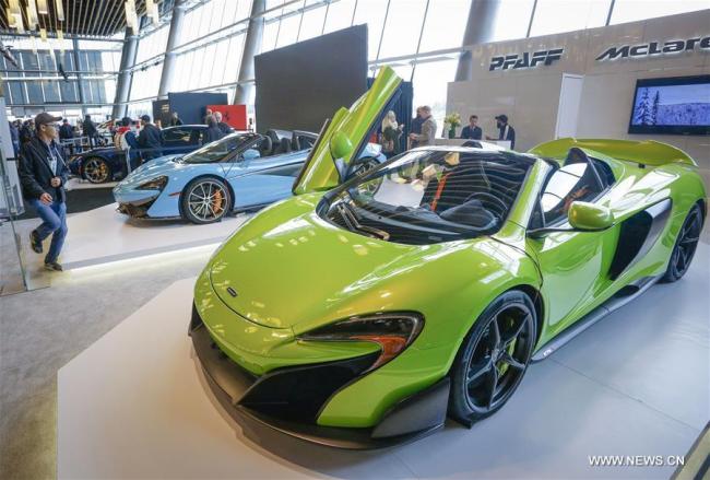  Des visiteurs du 98e Salon international de l'automobile de Vancouver, à Vancouver au Canada, le 28 mars 2018. Plus de 400 véhicules sont exposés sur le salon qui s'est ouvert le 28 mars pour cinq jours. (Photo : Liang Sen)