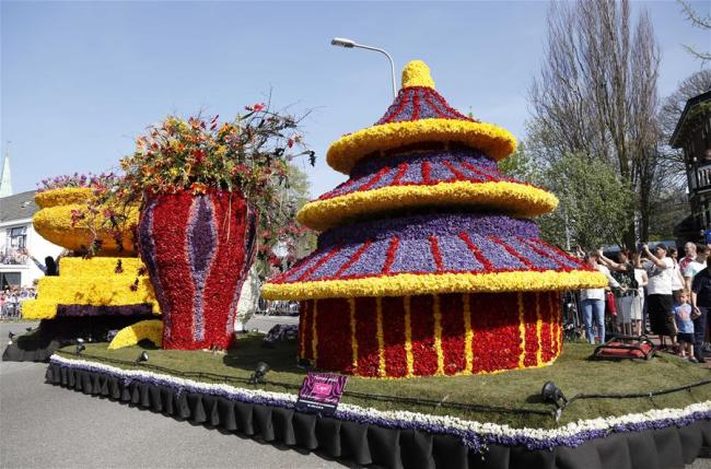 Parade annuelle des fleurs à Lisse, aux Pays-Bas, le 21 avril 2018. Vingt chars recouverts de fleurs ont parcouru un trajet de 42 kilomètres reliant Noordwijk à Haarlem au cours de l'événement, attirant plus d'un million de visiteurs néerlandais et étrangers. (Photo : Ye Pingfan)