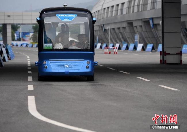 Le 22 avril, le premier bus commercial sans chauffeur Apolong circule sur la route. Apolong, le premier bus commercial sans chauffeur de Chine a été exposé ce jour-là au Centre international d'exposition de Haixia à Fuzhou, dans la province chinoise du Fujian. Selon des responsables, au cours du sommet, environ 1000 visiteurs seront autorisés pour y embarquer gratuitement. 