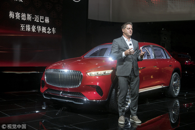 Gorden Wagener, directeur de la conception chez Daimler AG, s'exprime à côté d'un concept-car Vision Mercedes-Maybach Ultimate Luxury fabriqué par Mercedes-Benz, une unité de Daimler AG, lors d'une première à Beijing, le 24 avril 2018.