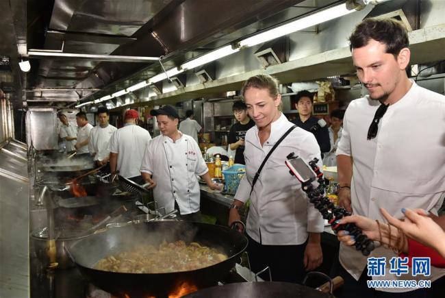 Le 9 mai, 86 chefs étoilés Michelin et candidats au concours mondial de la cuisine du Bocuse d’Or se sont rendus à Guangzhou pour découvrir la gastronomie cantonaise. Ils ont également fait des courses aux marchés aux légumes et aux produits aquatiques pour créer des plats sur place.