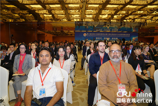 Des experts étrangers participent à la cérémonie d'ouverture de la 3ème Exposition Internationale de la Route de la Soie (photographe : Hu Yuxin)