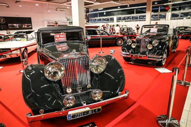 Des voitures anciennes sont exposées lors du salon de voitures de collection "2018 Warsaw Oldtimer Show" à Nadarzyn, au sud-ouest de Varsovie en Pologne, le 13 mai 2018. (Xinhua/Chen Xu)