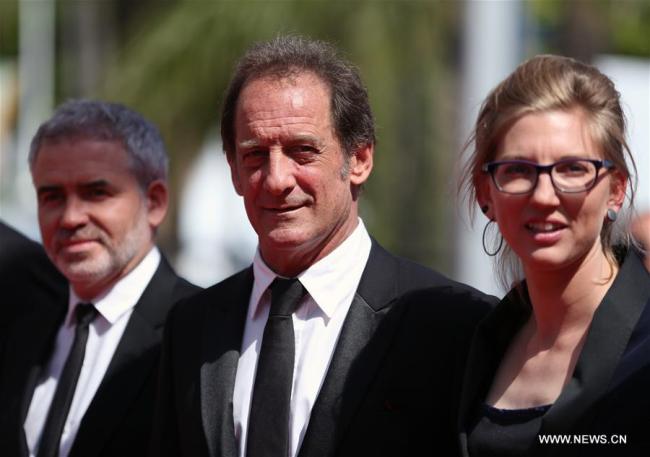 L'acteur Vincent Lindon (au centre) et le metteur en scène Stephane Brize (à gauche) sur le tapis rouge pour la première du film "En guerre" lors du 71e Festival du film international de Cannes, en France, le 15 mai 2018. Le 71e Festival de Cannes se déroule du 8 au 19 mai. (Photo : Luo Huanhuan)