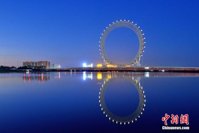 Le 16 mai, la grande roue sur la rivière Bailang, à l’embouchure du golfe de Bohai, à Weifang, dans la province du Shandong (est), a ouvert ses portes au public. D’un diamètre de 125 mètres, la roue « œil de la mer de Bohai » mesure 145 mètres de haut.
