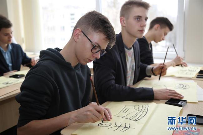 Le 13 février, à l’Institut Confucius de l’Université de Vilnius, en Lituanie, des étudiants pratiquent la calligraphie chinoise pour célébrer le Nouvel An chinois.