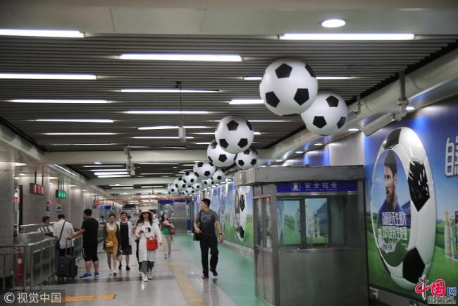 Photo prise le 5 juin, montrant la station de métro Tian’anmen East de Beijing décorée avec une dizaine de ballons de football géants. La Coupe du monde de football 2018 aura lieu du 14 juin au 15 juillet dans plusieurs villes russes.