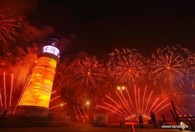 pectacle de lumières et de feux d'artifice à Qingdao, ville hôte du 18e sommet de l'Organisation de coopération de Shanghai, dans la province chinoise du Shandong (est), le 9 juin 2018. (Photo : Purbu Zhaxi)