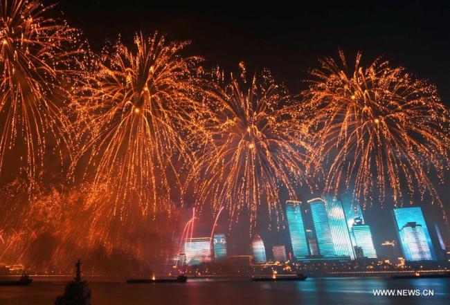 pectacle de lumières et de feux d'artifice à Qingdao, ville hôte du 18e sommet de l'Organisation de coopération de Shanghai, dans la province chinoise du Shandong (est), le 9 juin 2018. (Photo : Purbu Zhaxi)