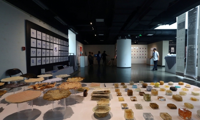 Des gens visitent une exposition d'œuvres remarquables de diplômés de l'Académie des Beaux-Arts de Tianjin de 2018, le 21 juin 2018 à Tianjin (nord de la Chine). L'exposition présente des peintures et des sculptures, entre autres œuvres d'art, et sera ouverte jusqu'au 30 juin.