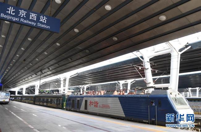 Le 24 juin, le premier train de la ligne touristique Beijing-Hetian est parti de la gare de Beijing. Transportant plus de 400 passagers, cette ligne a débuté son trajet de 16 jours qui l’amènera à traverser Hetian, Kashgar, Korla, Turfan, Hami, Zhangye et Dunhuang.