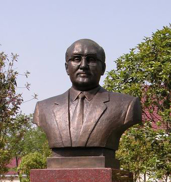Le buste en bronze de Werner Gerich dans la rue Hanzheng.