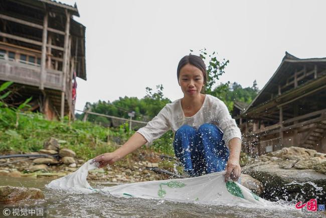 Un jeune couple chinois fait la promotion du tissage et de la teinture de l’ethnie Dong