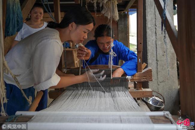 Un jeune couple chinois fait la promotion du tissage et de la teinture de l’ethnie Dong