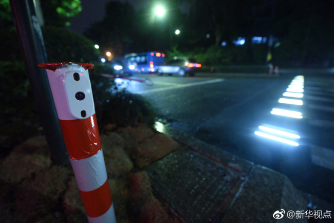Ces derniers jours, des passages piétons lumineux ont été mis en service sur la route Xixi, à Hangzhou, dans la province chinoise du Zhejiang, pour mieux assurer la sécurité des passants.