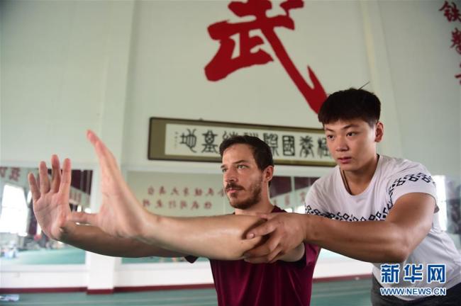 Un disciple suisse pratique la boxe Bajiquan (boxe des huit extrémités) sous la direction d'un maître chinois, le 11 juillet.