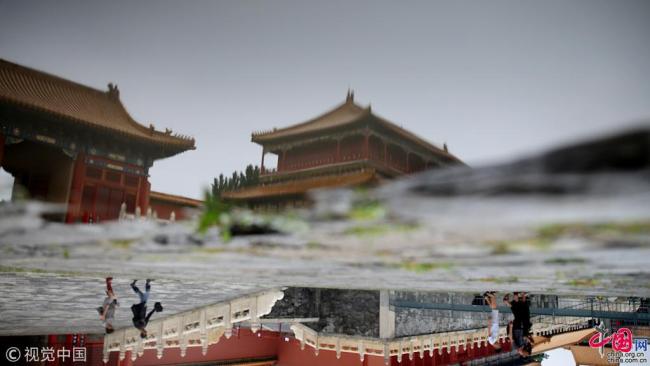 La pluie s’est abattue sur Beijing le 11 juillet. Voici une série de photos de la Cité Interdite se reflétant sur l’eau après la pluie. 