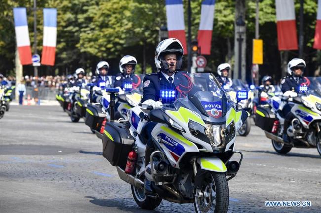  L'escadron motocycliste de la Police nationale passe sur l'avenue des Champs-Elysées lors du défilé militaire du 14 juillet à l'occasion de la fête nationale française, à Paris en France, le 14 juillet 2018. (Photo : Chen Yichen)