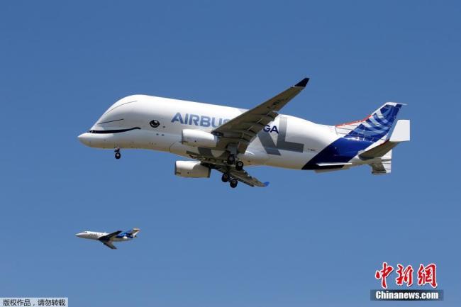 L’avion de transport Airbus Beluga XL s'arrête sur le tarmac après son premier vol à Colomiers près de Toulouse, le 19 juillet 2018. Avec 63,1 mètres de long et 18,9 mètres de haut, ce nouveau modèle est capable de transporter deux ailes d’Airbus A350.
