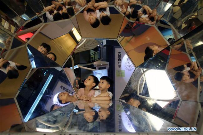 Des enfants s'amusent dans le musée des Sciences et des Technologies à Xiamen, dans la province du Fujian (sud-est de la Chine), le 22 juillet 2018. (Xinhua/Zeng Demeng)