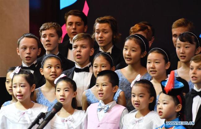 Des enfants venus de Chine et de Russie chantent en choeur lors d'un concert à Beijing, capitale de la Chine, le 29 juillet 2018. Le concert fait partie des activités de la semaine des échanges culturels entre adolescents chinois et russes. (Photo : Li Xin)
