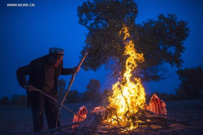 Un villageois cuit du poisson à Bachu, village de la région autonome ouïgoure du Xinjiang (nord-ouest de la Chine), le 5 novembre 2017. (Photo : Jiang Wenyao)