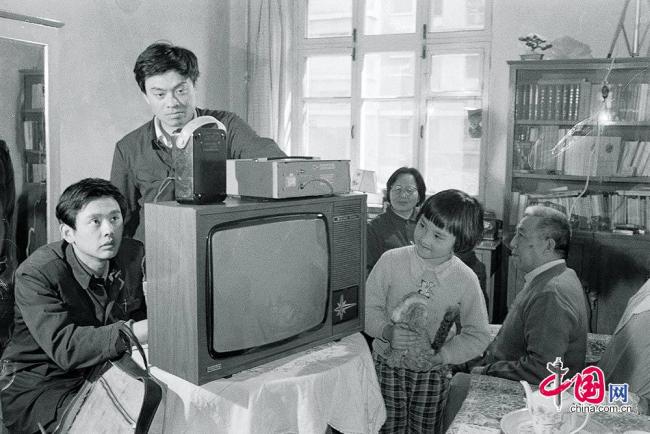 Photo prise en 1979. Un réparateur répare un téléviseur en noir et blanc dans la maison d’un professeur à Beijing.