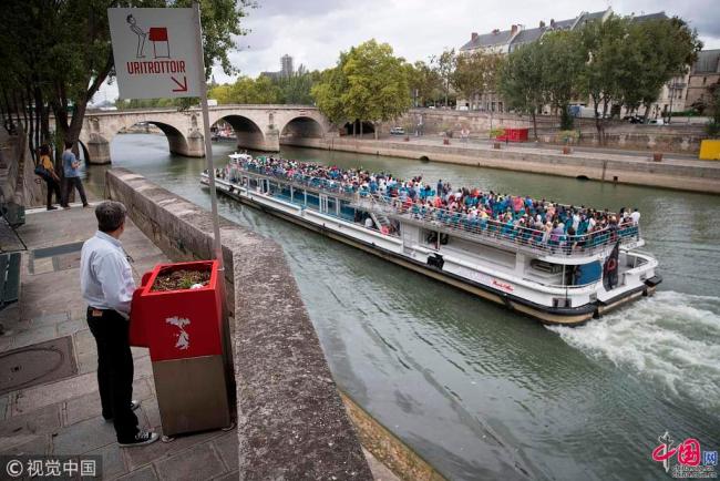 Paris : les « uritrottoirs » font le buzz sur Internet