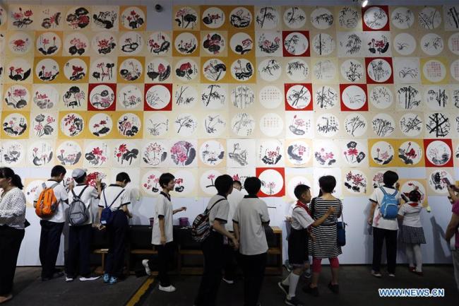 Des élèves lors d'un salon de peinture traditionnelle chinoise à Beijing, capitale de la Chine, le 28 août 2018. (Zhou Liang)