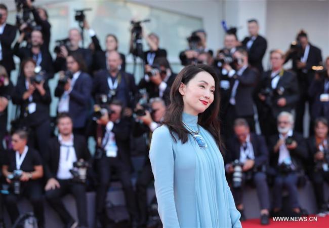  L'actrice chinoise Tao Hong pose pour des photos sur le tapis rouge lors du 75e Festival international du film de Venise, en Italie, le 29 août 2018. Le 75e Festival du film de Venise a été inauguré mercredi à Venise. (Photo : Cheng Tingting)