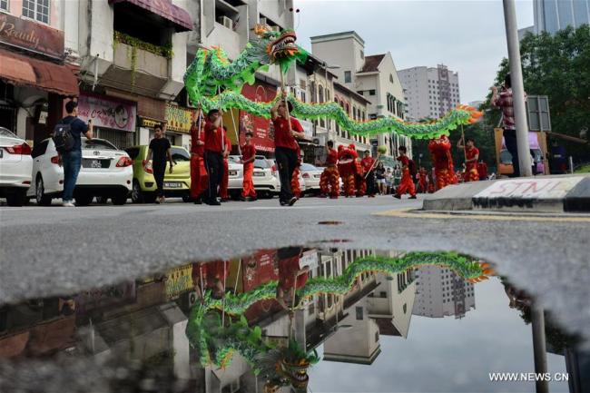 Un spectalce de la danse du dragon présenté par des habitants lors d'une célébration de la Fête de la lune à Kuala Lumpur, en Malaisie, le 15 septembre 2018. (Photo : Chong Voon Chung)
