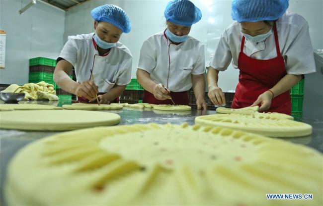 Préparation de gâteaux de lune traditionnels au Gansu