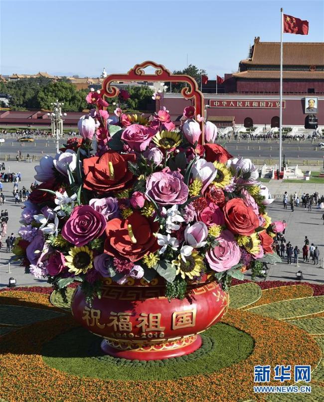 Le 23 septembre, un panier de fleurs géant « Bénédiction de la patrie » a été entièrement dévoilé sur la place Tian'anmen, au cœur de Beijing. C'est depuis 2011 que le panier géant « Bénédiction de la patrie » constitue l'ornement principal du parterre de fleurs de la place Tian'anmen, installé dans le cadre des activités d'hommage à la mère-patrie pendant la période des célébrations de la Fête nationale. Cette année, les paniers de fleurs présentent toute une variété de fleurs artificielles comme des anthuriums, des prunus, des oeillets, des tournesols, des orchidées, des roses, etc., symboles de bonheur et d'heureux augure.