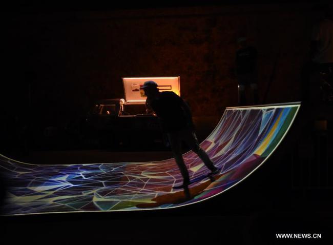 Un homme interagit avec une installation artistique lors du festival des lumières "Lumina" à Cascais, au Portugal, le 23 septembre 2018. Le festival des lumières de trois jours a pris fin dimanche à Cascais. (Xinhua/Zhang Liyun)