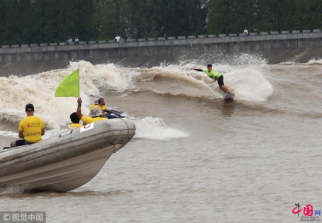 Hangzhou : plus de 100 participants au concours de surf sur le fleuve Qiantang