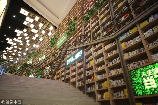Des dizaines de milliers de livres ont été placés sur des étagères pour former un mur de livres de 10 mètres de haut dans un centre commercial de Chongqing, le 10 octobre 2018. (Photo / VCG)