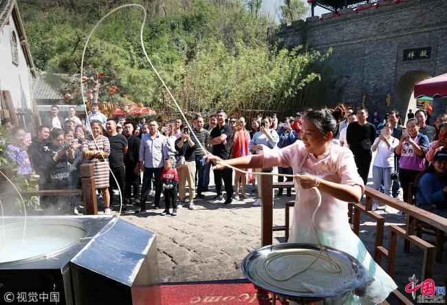 Luoyang : elle prépare des nouilles tout en dansant