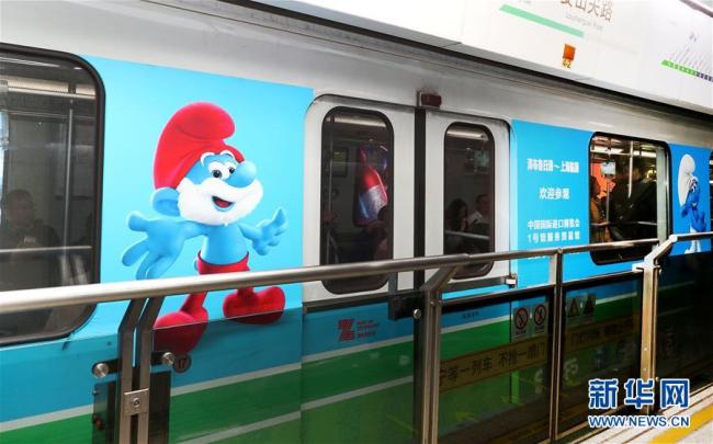 Le 20 octobre, une voiture du métro dédiée aux Schtroumpfs a été mise en service sur la ligne 2 de Shanghai, et ce afin de promouvoir la première Foire internationale des importations de Chine (CIIE) et propager l'amitié entre la Chine et la Belgique.