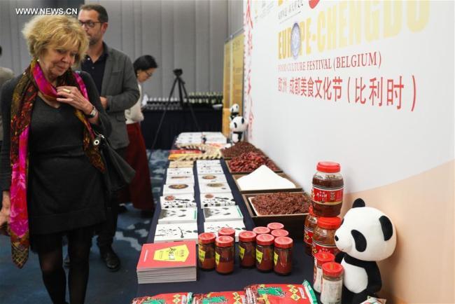 Des visiteurs au Festival de la culture culinaire Europe-Chengdu (capitale de la province chinoise du Sichuan), à Bruxelles, en Belgique, le 24 octobre 2018. (Photo : Zheng Huansong)