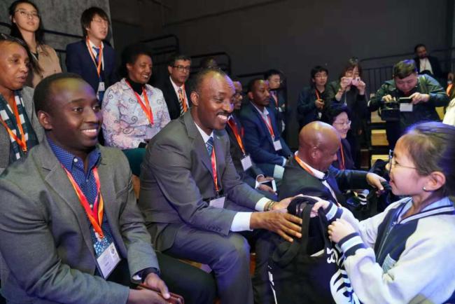 L’ambassadeur du Rwanda en Chine Charles Kayonga : le mode d’éducation de l’Ecole internationale Liangjiatan de Xi’an mérite d’être appris par les autres