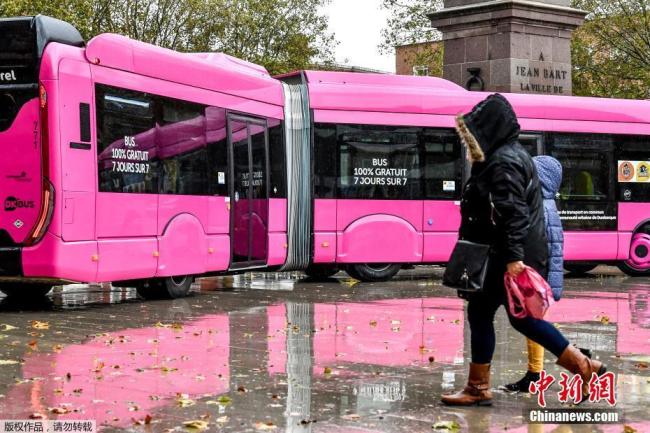 Photo prise le 30 octobre à Dunkerque, montrant un bus gratuit décoré tout en rose éveillant le regard des passants. Les bus gratuits deviennent de plus en plus populaires en Europe, et cette mesure a déjà été appliquée dans une trentaine de villes en France.