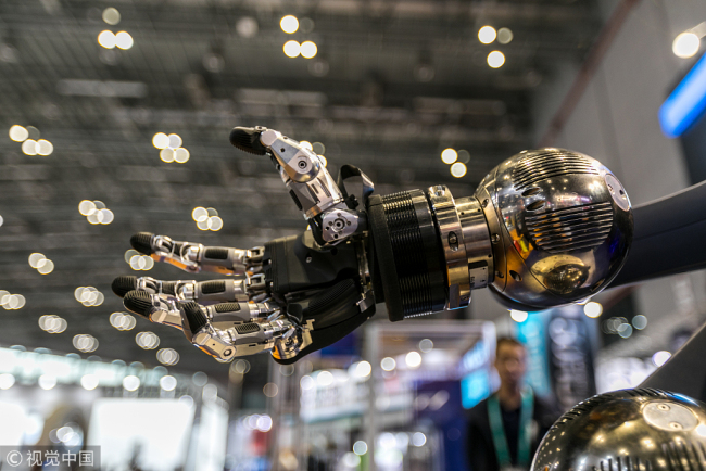 La main robotisée du fabricant allemand de dispositifsde préhension et de serrage Schunk, présentée lors de la toute première Foire internationale des importations de Chine (China International Import Expo, CIIE), le 5 novembre 2018 à Shanghai.
