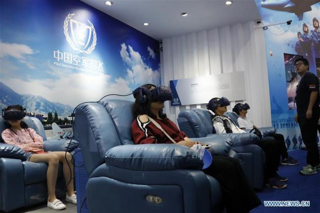 En visite au Salon international de l'aviation et de l'aérospatiale de Chine à Zhuhai