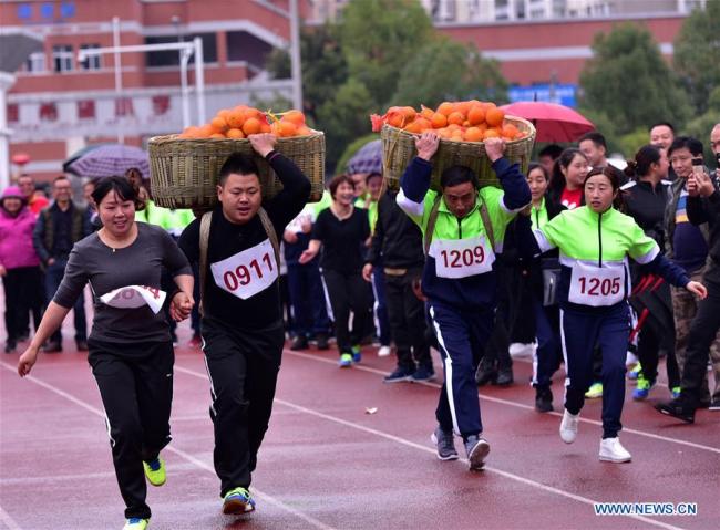Des agriculteurs participent à des rencontres sportives pour célébrer les récoltes dans le district de Zigui, administré par la ville de Yichang, dans la province du Hubei, en Chine centrale, le 11 novembre 2018. (Photo : Wang Huifu)